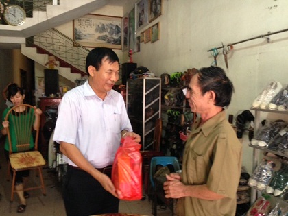 Lãnh đạo Trường Cao đẳng Kinh tế Tài chính Thái Nguyên thăm hỏi các gia đình thương binh liệt sĩ nhân kỷ niệm 66 năm ngày Thương binh Liệt sĩ (27/7/1947-27/7/2013)