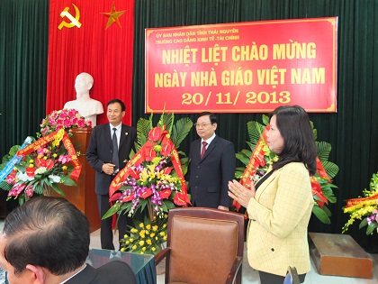 Đồng chí Nguyễn Đình Phách - Ủy viên ban chấp hành Trung ương Đảng, Bí thư Tỉnh ủy Thái Nguyên đến chúc mừng Trường Cao đẳng Kinh tế Tài chính Thái Nguyên nhân ngày 20-11