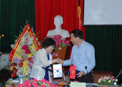 Trường Cao đẳng KT - TC Thái Nguyên vui mừng đón tiếp phái đoàn đại biểu Trường ĐH Tổng hợp Daegu, Hàn Quốc đến thăm và ký biên bản ghi nhớ hợp tác đào tạo