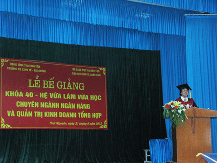 Bế giảng các lớp đại học vừa làm vừa học K40 - ĐH Kinh tế quốc dân