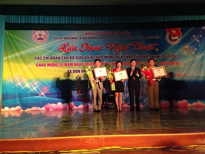 (Hoạt động chào mừng 35 năm ngày truyền thống nhà Trường) Liên hoan nghệ thuật các chi đoàn cán bộ giáo viên kết thúc tốt đẹp