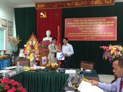 Lãnh đạo nhà Trường làm việc với đại diện đại học Daegu Hàn Quốc
