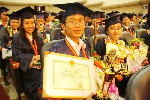 Lễ Bế giảng Khóa 32 TCCN hệ chính quy trường Cao đẳng Kinh tế-Tài chính Thái Nguyên