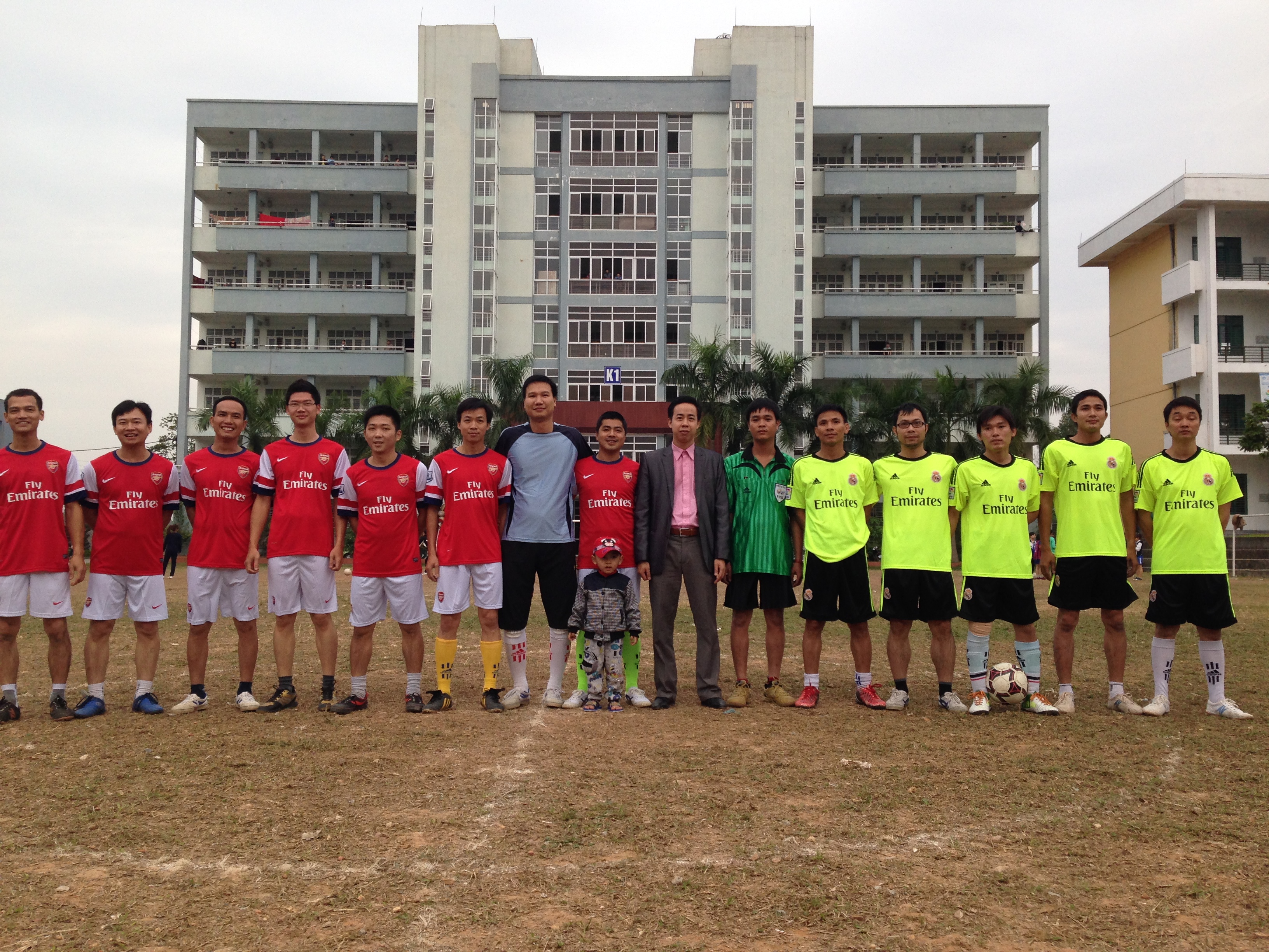 Tổ chức thành công giải bóng đá giao lưu các chi đoàn Cán bộ giáo viên